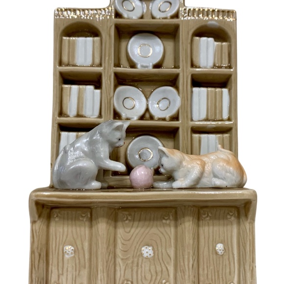 Mischievous Kitten Bookshelf Play Figurine, Gold Trim, Vintage - (1980's) - Picture 3 of 10